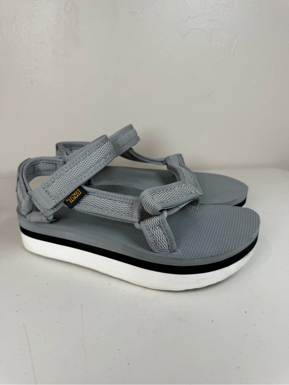 Teva Flatform Universal Mesh Print sandals size 7